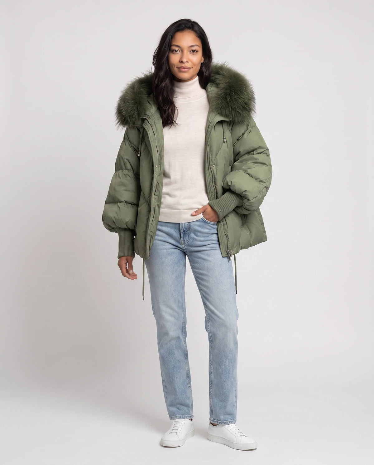 Doudoune courte oversize à capuche fausse fourrure Anna en Vert Olive, portée ouverte sur un col roulé écru