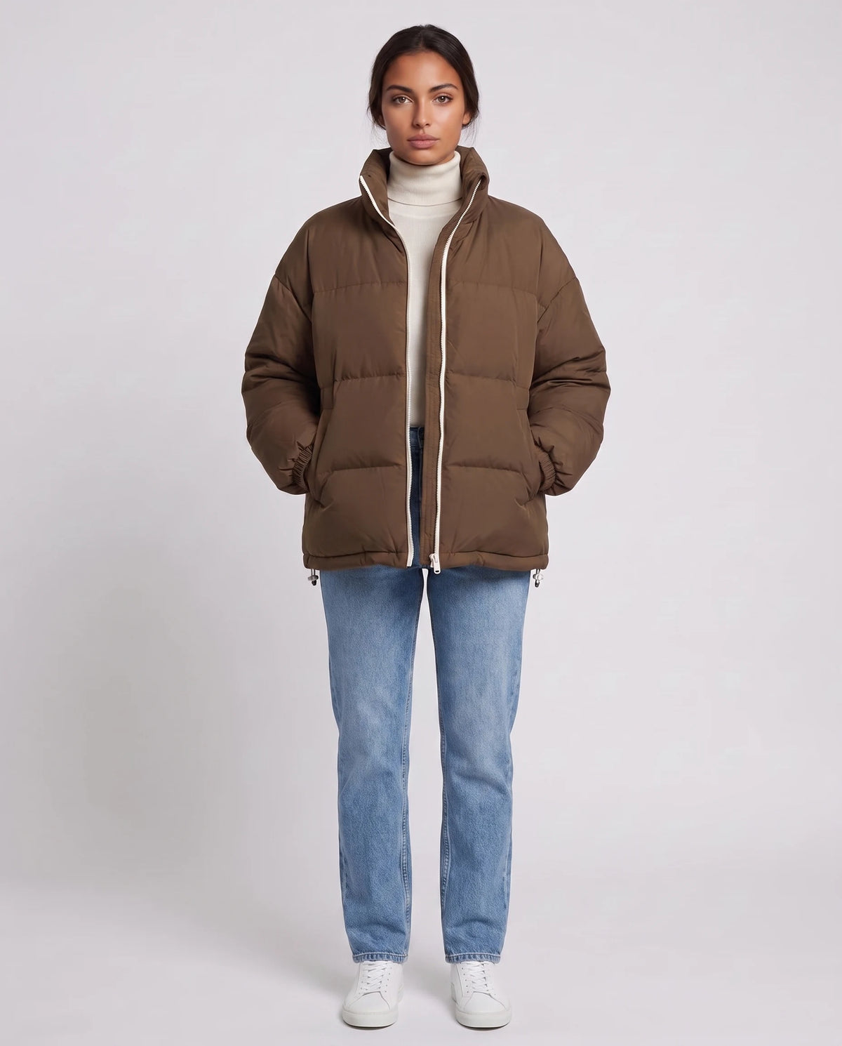 Doudoune courte oversize col montant zip contrasté Alice en Chocolat, vue de face en pied, zip contrasté fermé
