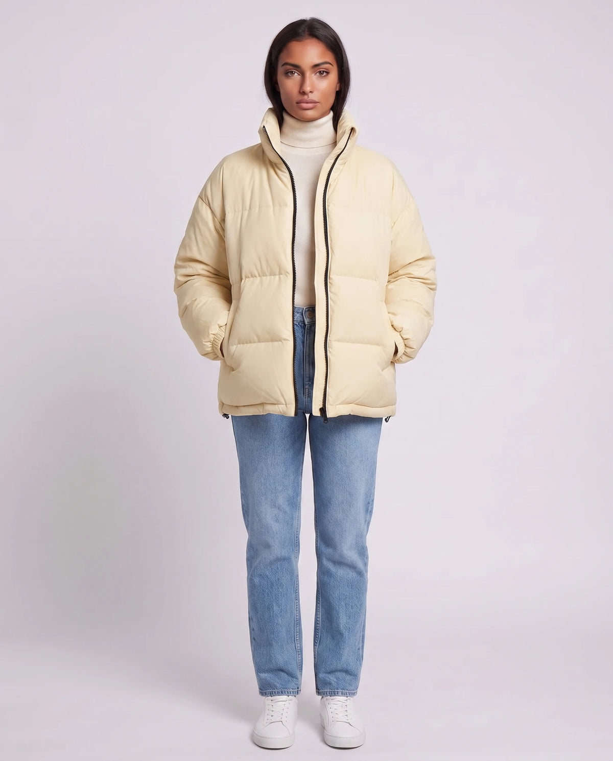 Doudoune courte oversize col montant zip contrasté Alice en Crème, vue de face en pied, zip contrasté fermé