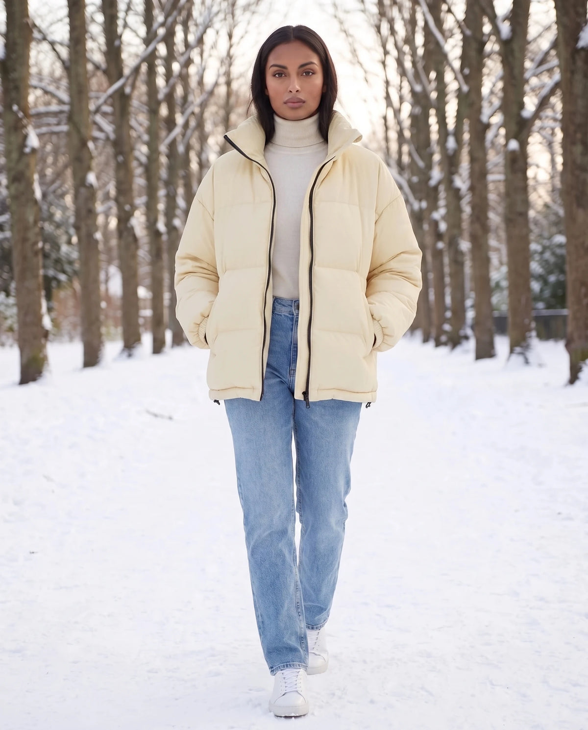 Doudoune courte oversize col montant zip contrasté Alice en Crème, portée dans une allée enneigée, portée ouverte