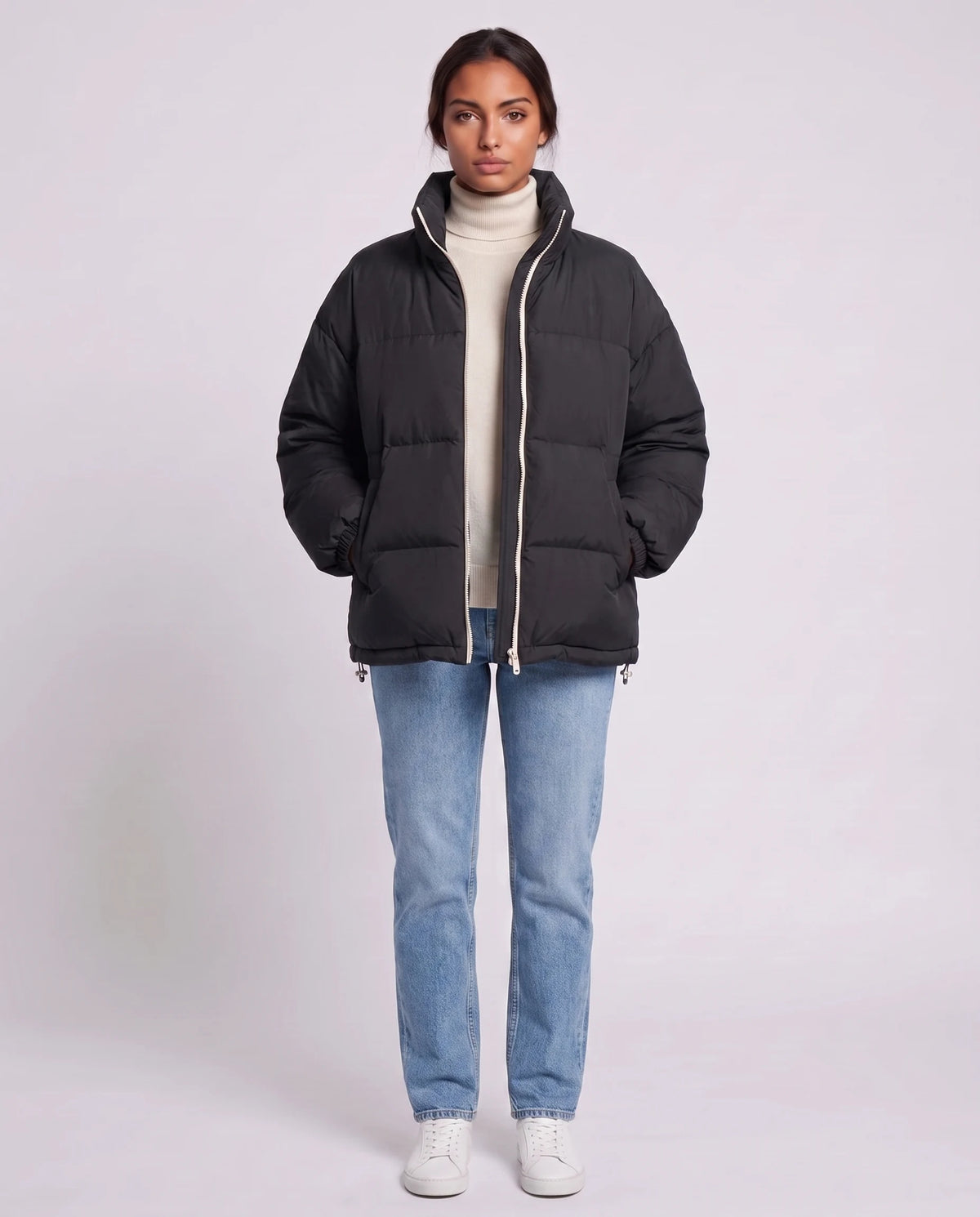 Doudoune courte oversize col montant zip contrasté Alice en Noir, plan rapproché de face, col montant remonté