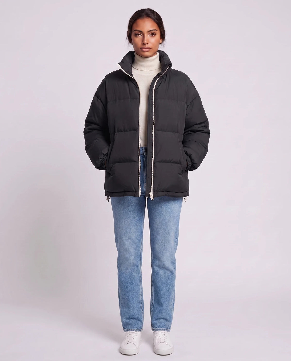 Doudoune courte oversize col montant zip contrasté Alice en Noir, vue de face en pied, zip contrasté fermé