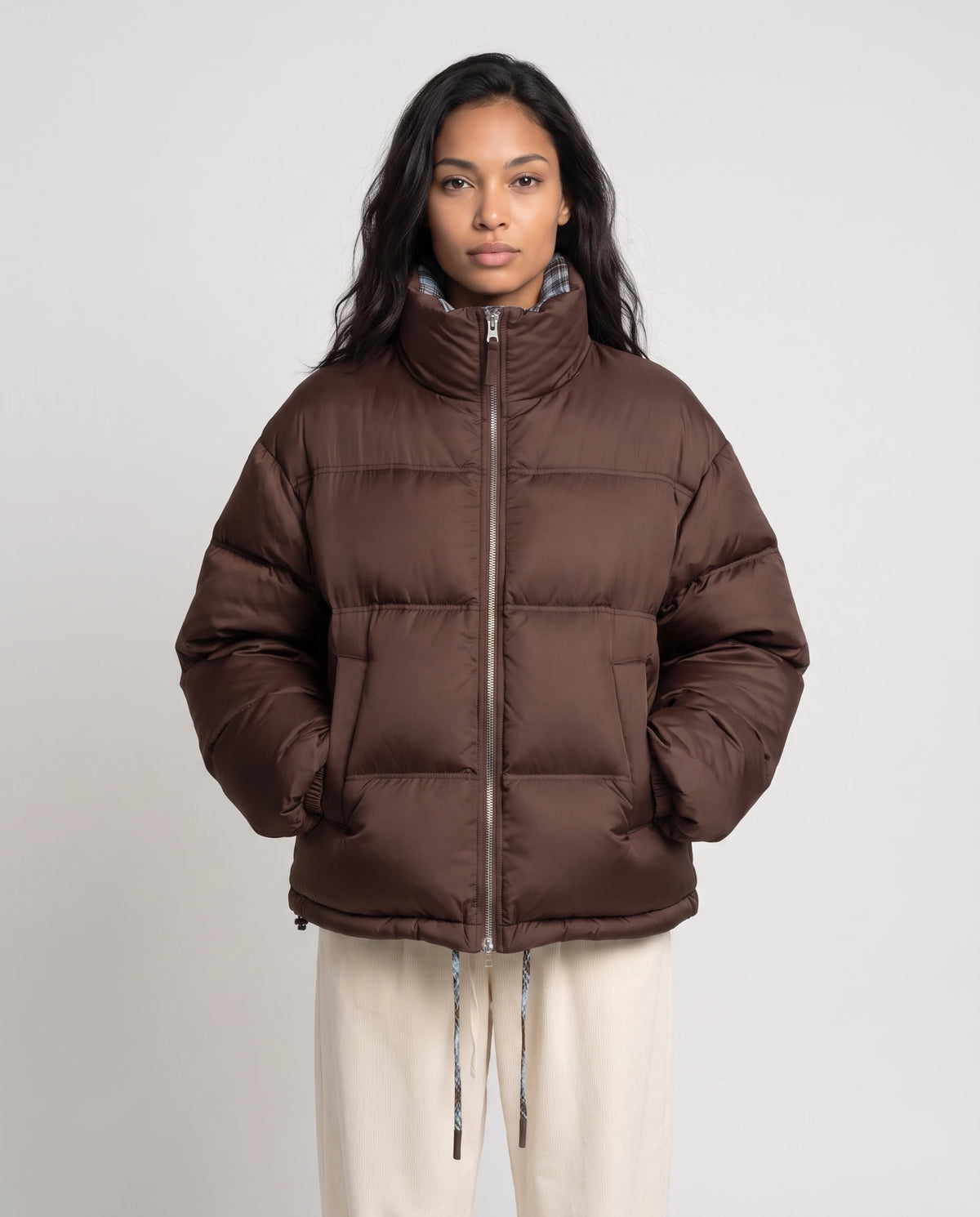 Kurze Wende-Steppjacke mit Tartan und Stehkragen Eve in Schokolade / Tartan, Nahaufnahme, Schokoladenseite, Stehkragen geschlossen