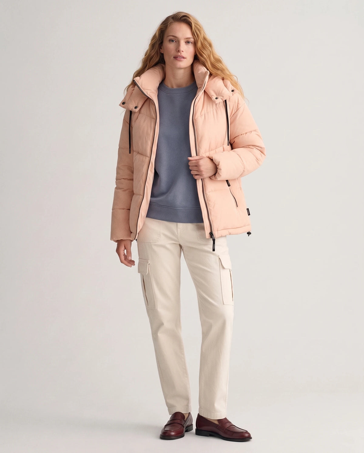Doudoune courte oversize à capuche Lubine en Rose Pêche, portée ouverte sur un sweat bleu ardoise