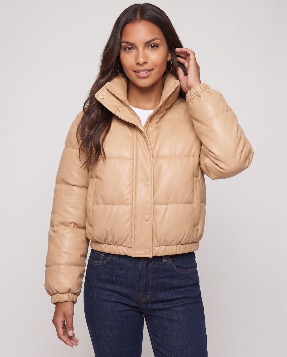 Kurze Steppjacke aus beschichtetem Stoff Alaïs in Camel, Nahaufnahme von vorn
