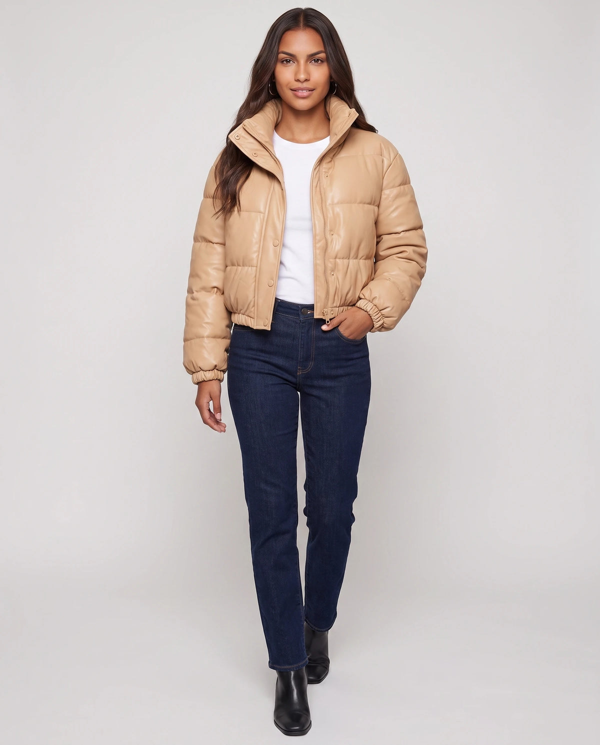 Kurze Steppjacke aus beschichtetem Stoff Alaïs in Camel, Vorderansicht in ganzer Länge