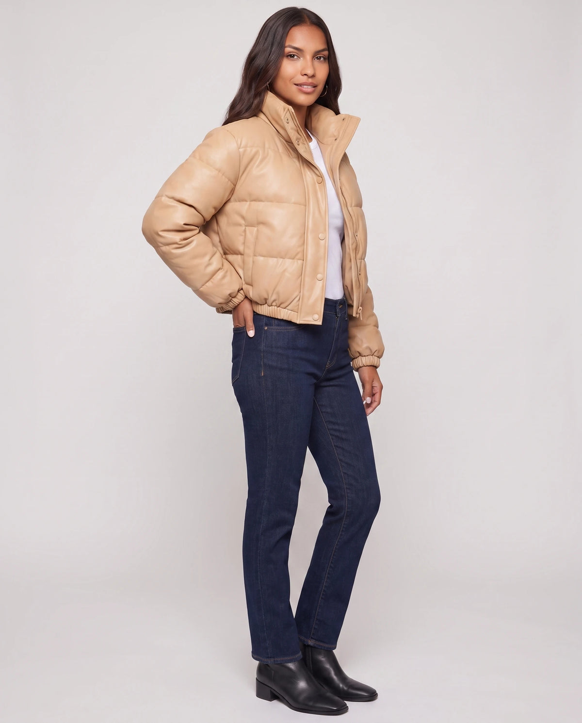 Kurze Steppjacke aus beschichtetem Stoff Alaïs in Camel, Dreiviertelansicht
