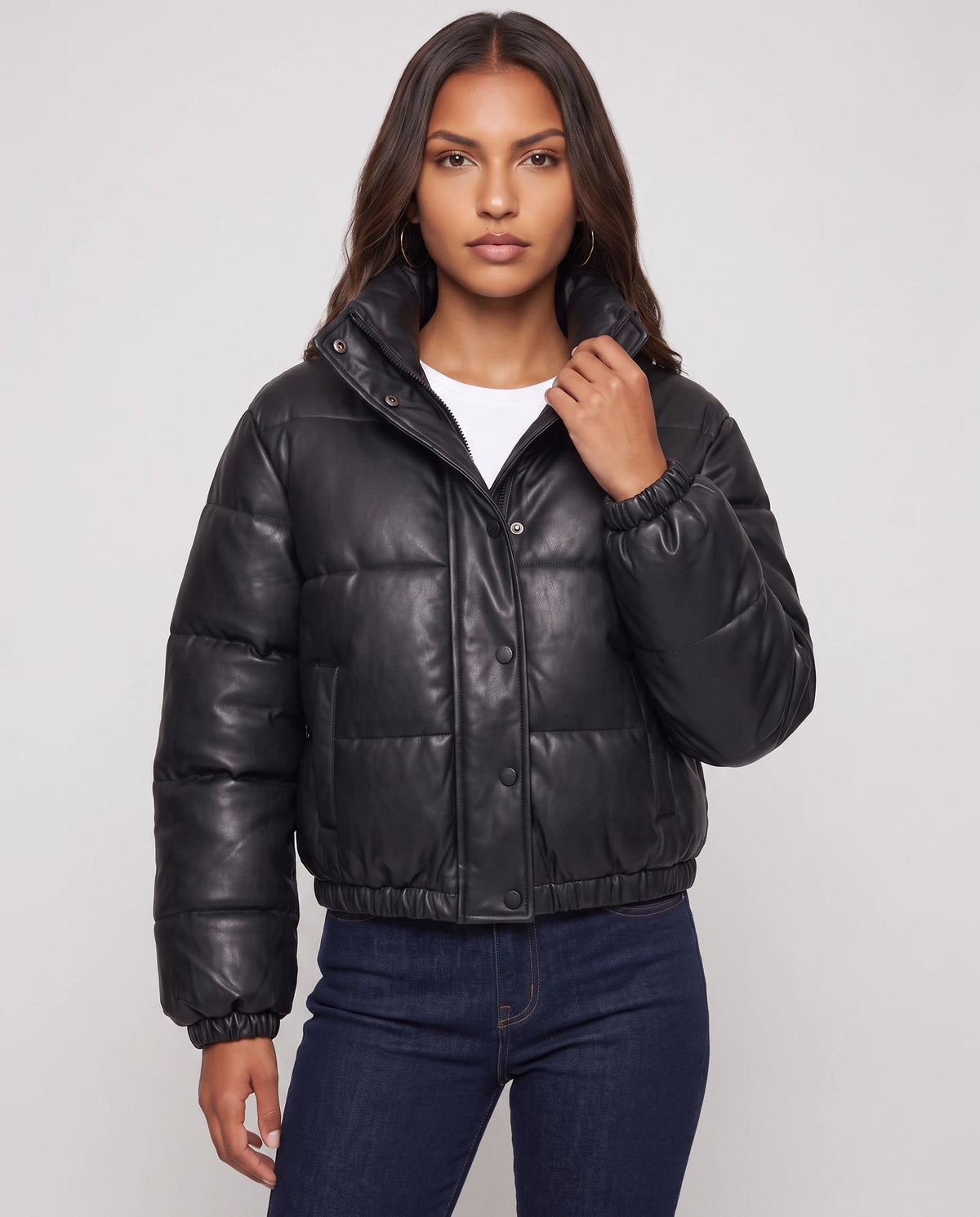Kurze Steppjacke aus beschichtetem Stoff Alaïs in Schwarz, Nahaufnahme von vorn