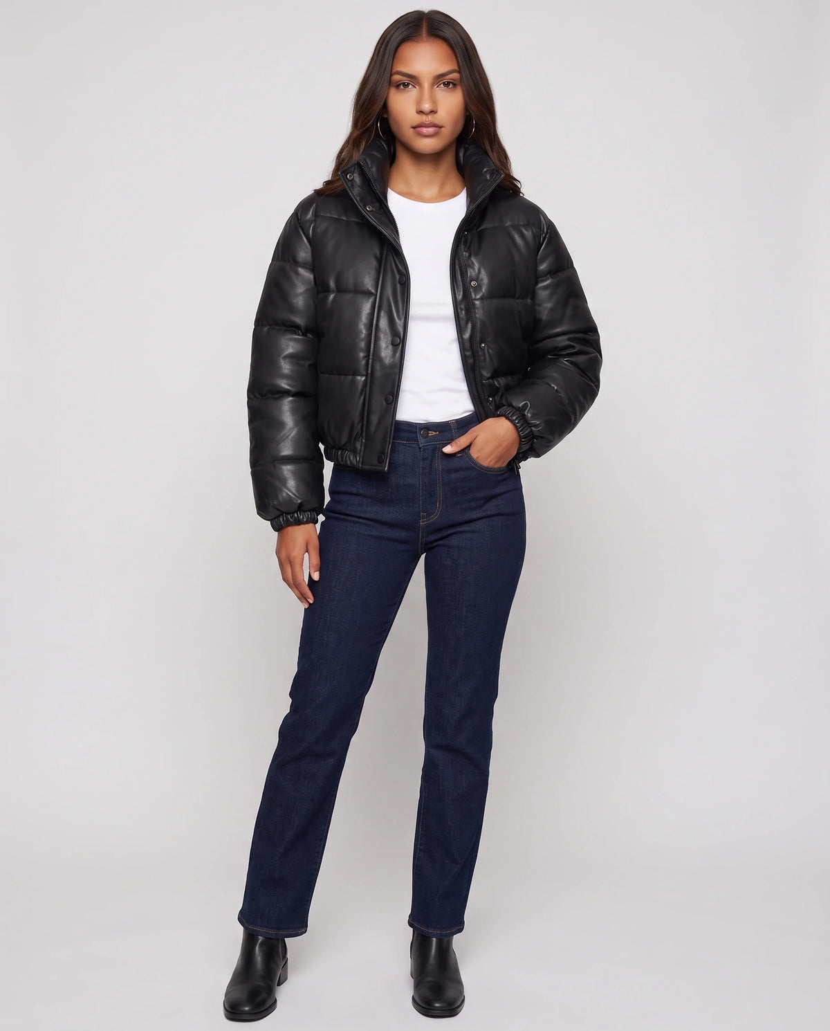 Kurze Steppjacke aus beschichtetem Stoff Alaïs in Schwarz, Vorderansicht in ganzer Länge