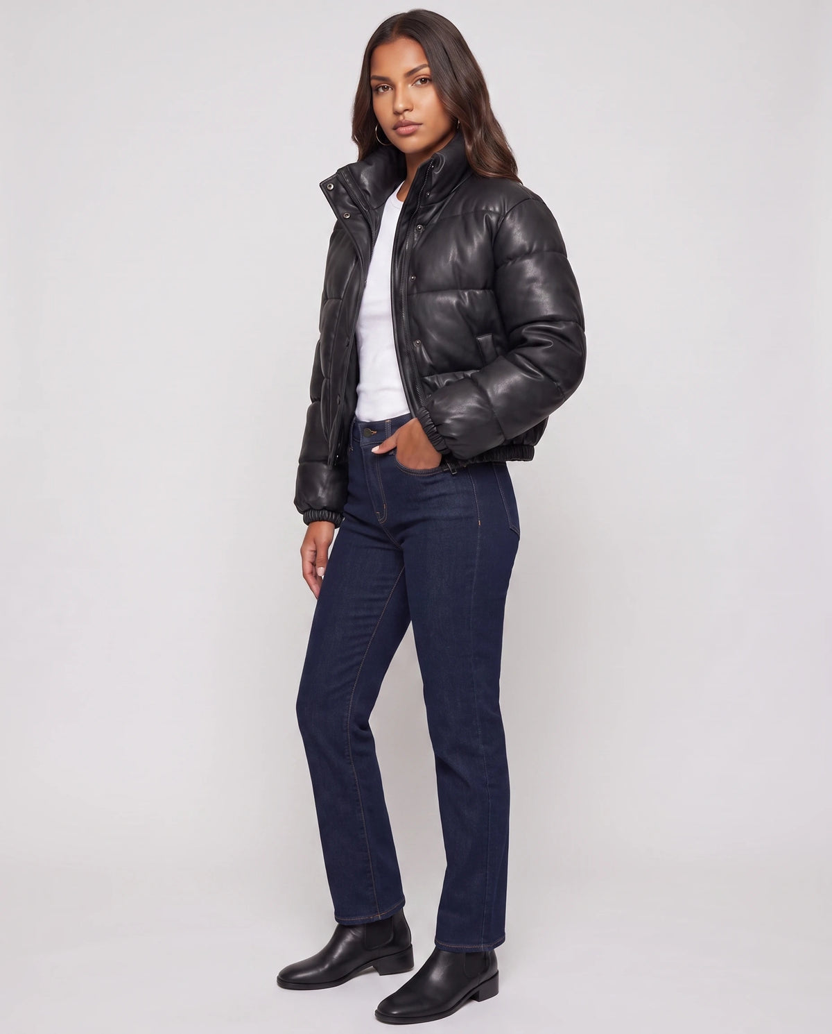 Kurze Steppjacke aus beschichtetem Stoff Alaïs in Schwarz, Dreiviertelansicht