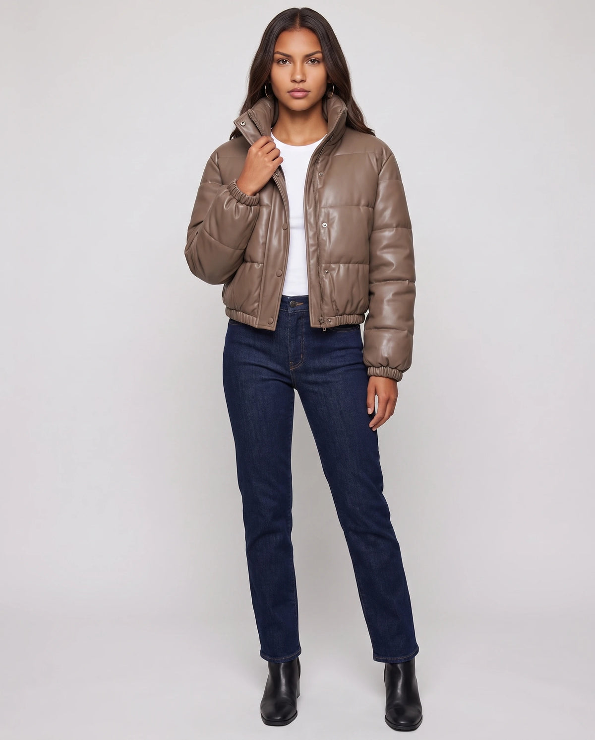 Kurze Steppjacke aus beschichtetem Stoff Alaïs in Taupe, Vorderansicht in ganzer Länge