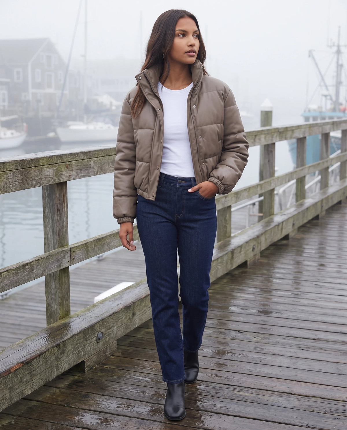 Kurze Steppjacke aus beschichtetem Stoff Alaïs in Taupe, getragen an einem nebligen Kai