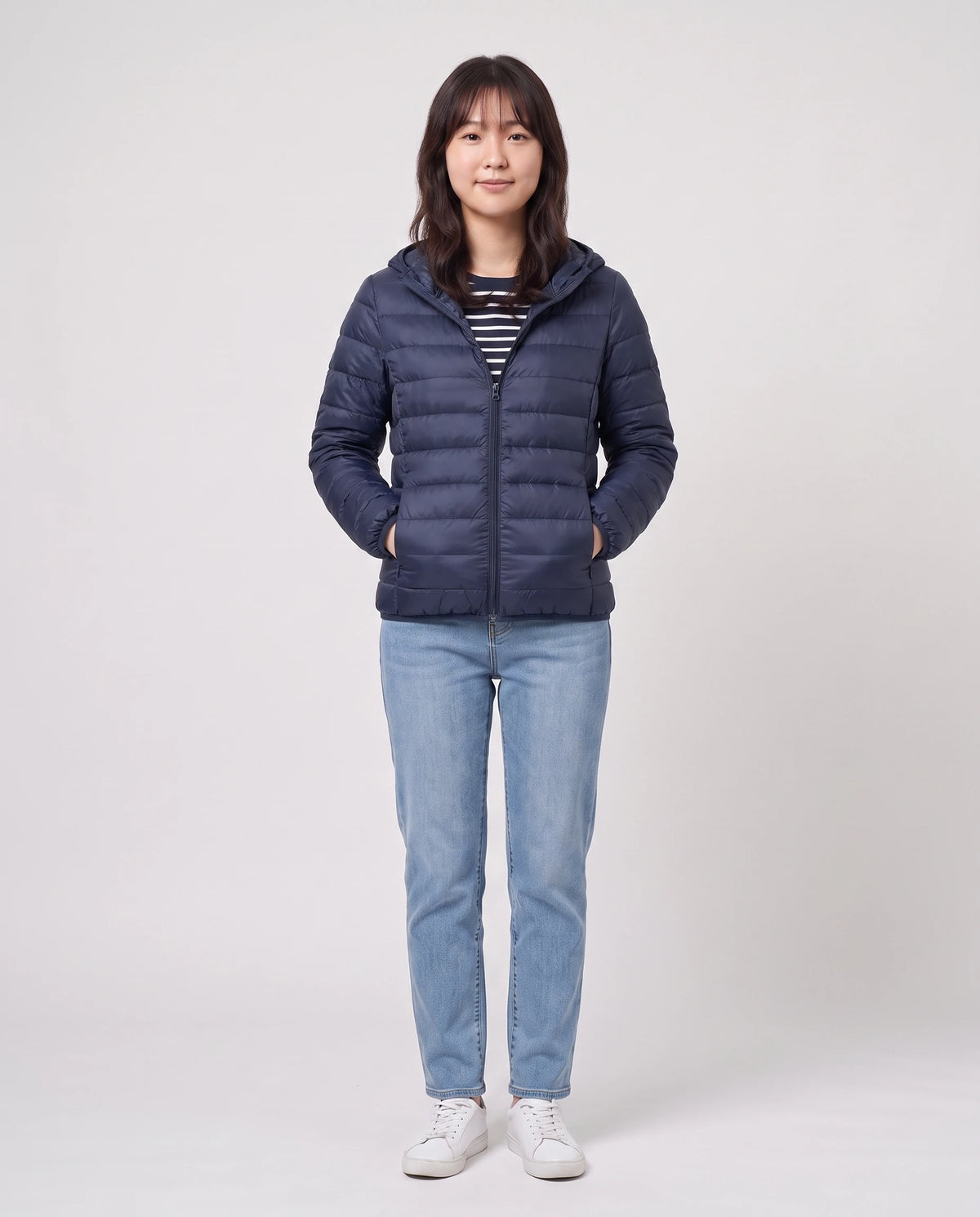 Doudoune courte ultra-légère à capuche pliable Florence en Bleu Marine, vue de face en pied, zippée au menton