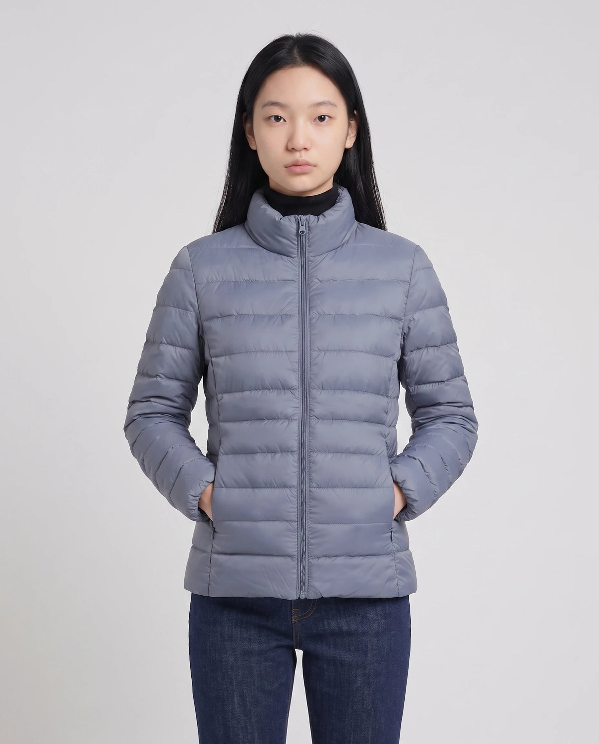 Ultraleichte kurze Steppjacke mit Stehkragen Myriam in Dunstblau, Nahaufnahme, bis zum Kinn geschlossen