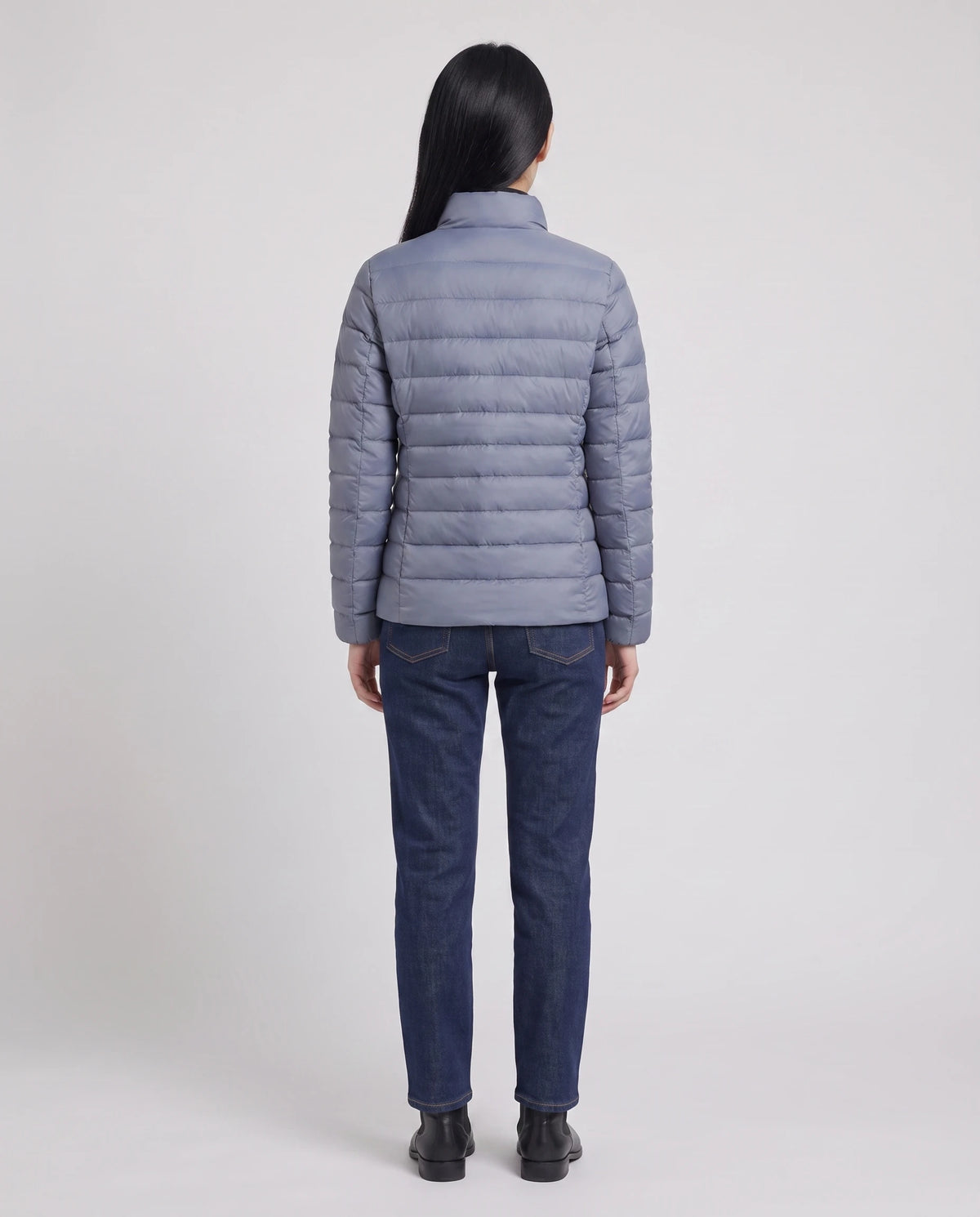 Ultraleichte kurze Steppjacke mit Stehkragen Myriam in Dunstblau, Rückansicht, schmale Kammern