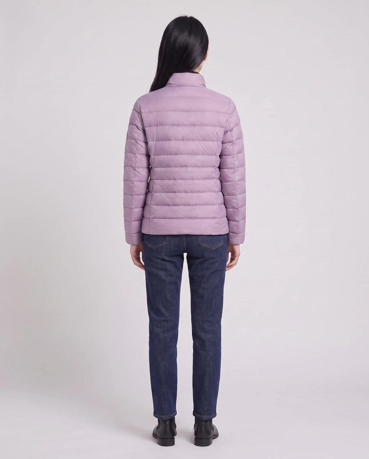 Ultraleichte kurze Steppjacke mit Stehkragen Myriam in Flieder, Rückansicht, schmale Kammern