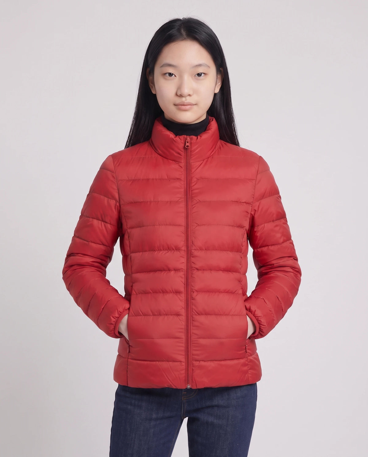 Ultraleichte kurze Steppjacke mit Stehkragen Myriam in Rot, Nahaufnahme, bis zum Kinn geschlossen