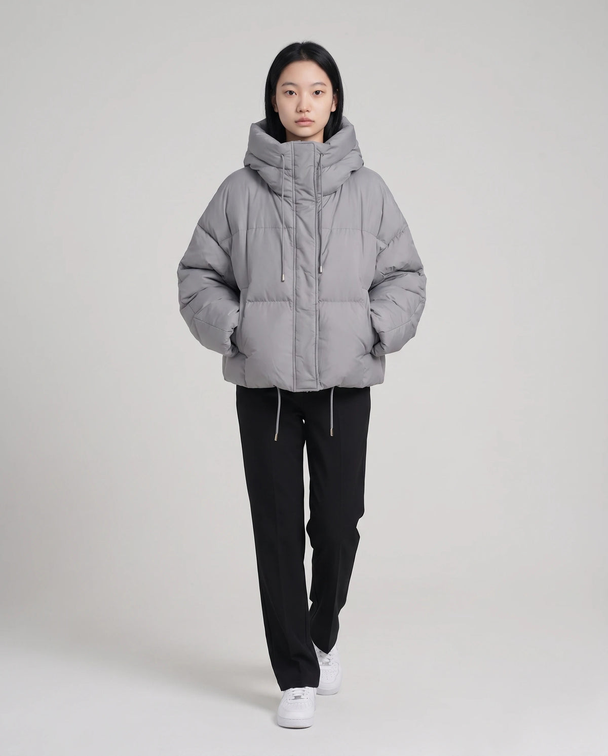 Cropped Pufferjacke mit Kapuze Sabelline in Grau, Vorderansicht in ganzer Länge