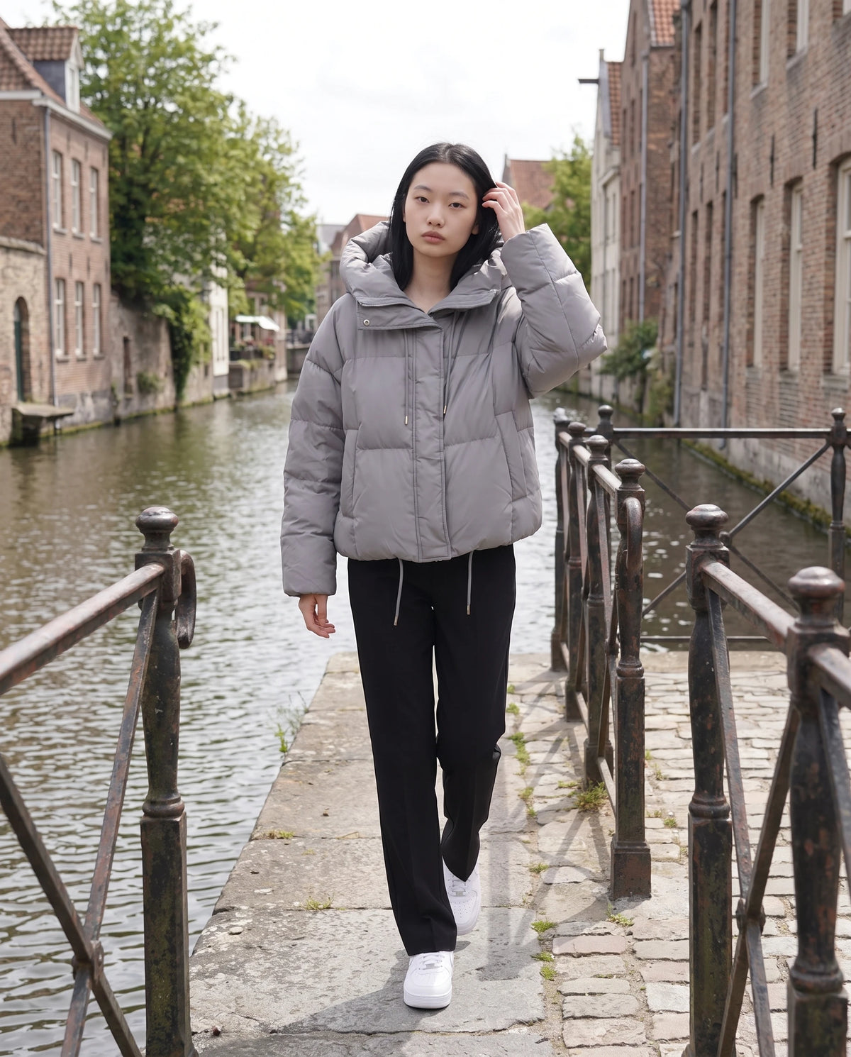 Cropped Pufferjacke Sabelline in Grau, getragen an einem Kanalufer