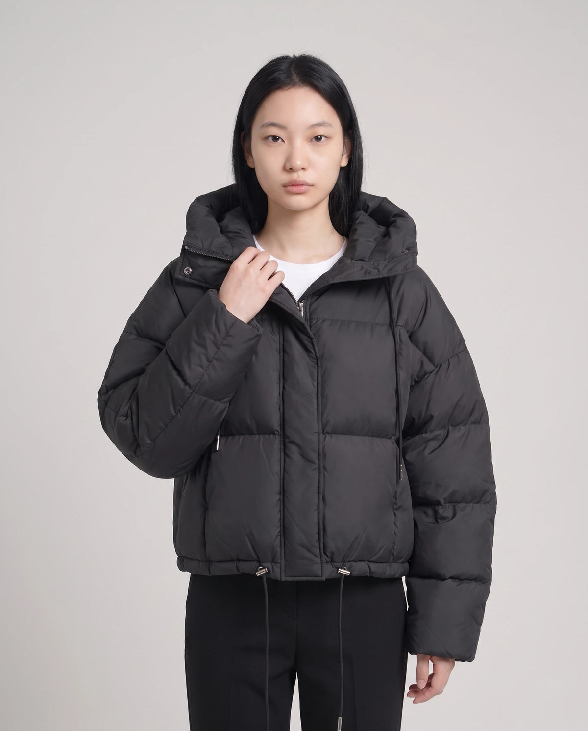 Cropped Pufferjacke mit Kapuze Sabelline in Schwarz, Nahaufnahme von vorn