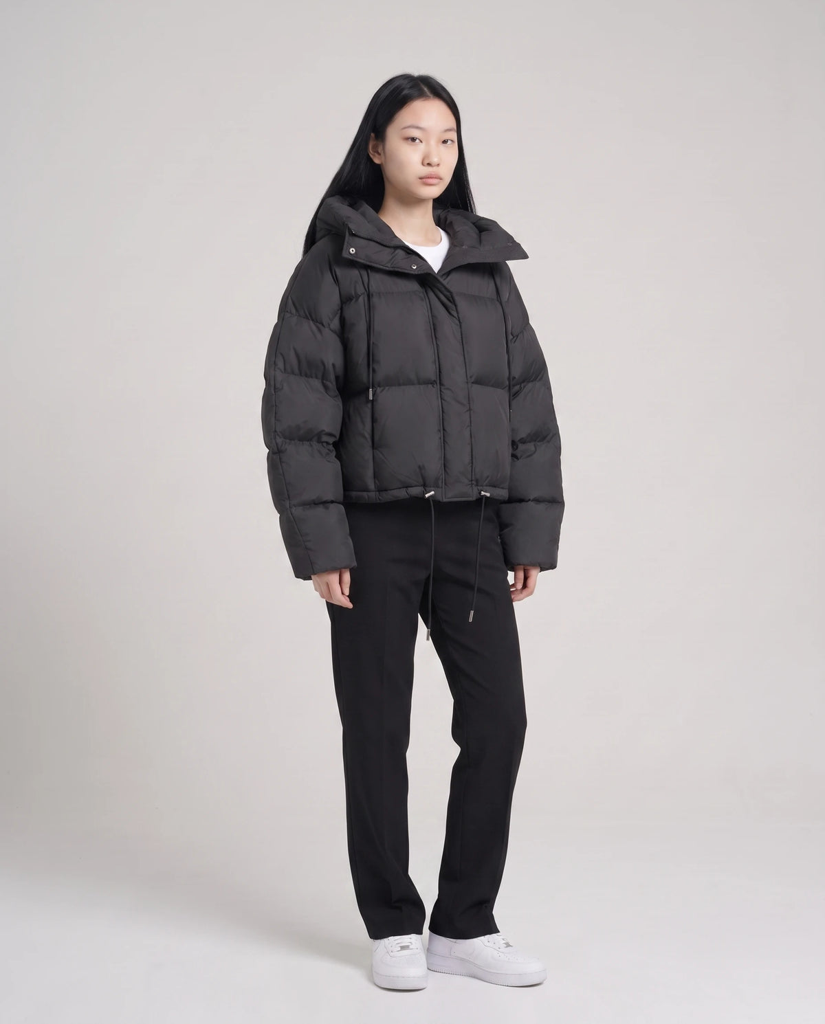 Cropped Pufferjacke mit Kapuze Sabelline in Schwarz, Dreiviertelansicht
