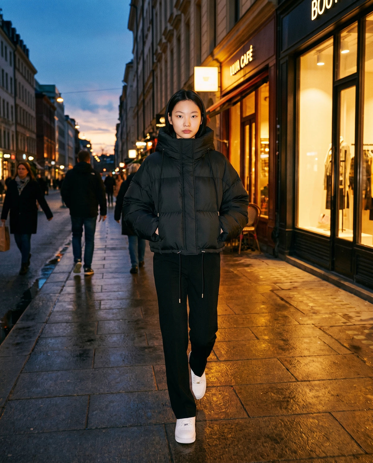 Cropped Pufferjacke Sabelline in Schwarz, getragen in einer Strasse in der Abenddämmerung