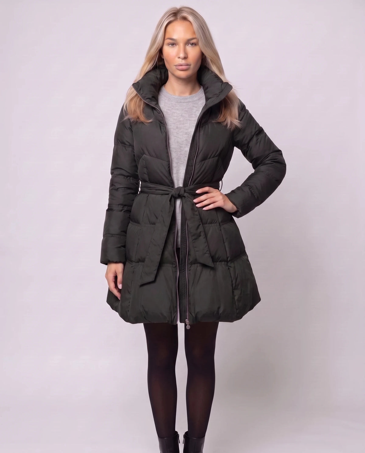 Doudoune évasée à nœud Fanny en Noir, portée ouverte, ceinture libre, sur un pull gris clair
