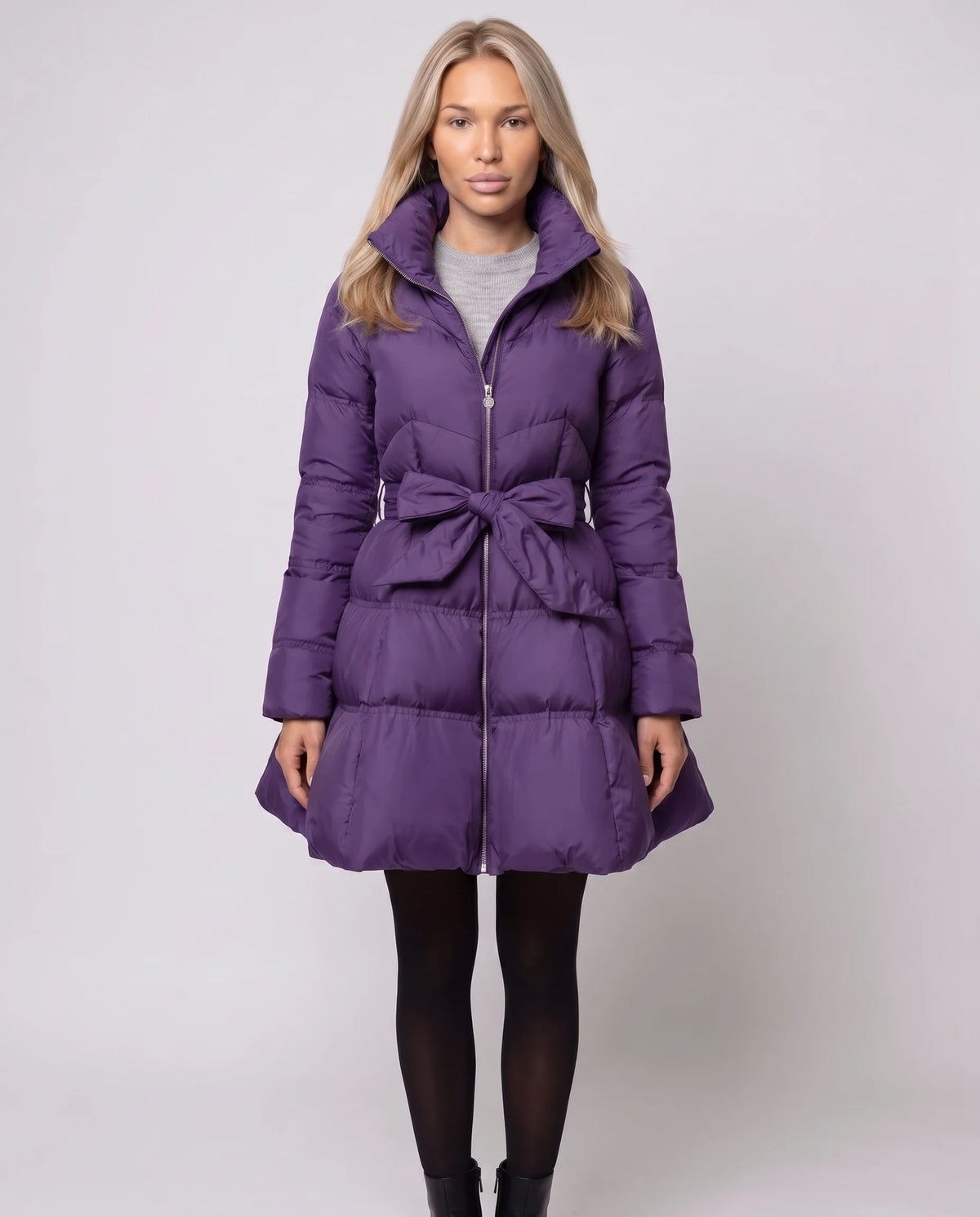Ausgestellte Steppjacke mit Schleife Fanny in Violett, Nahaufnahme von vorn, Stehkragen geschlossen