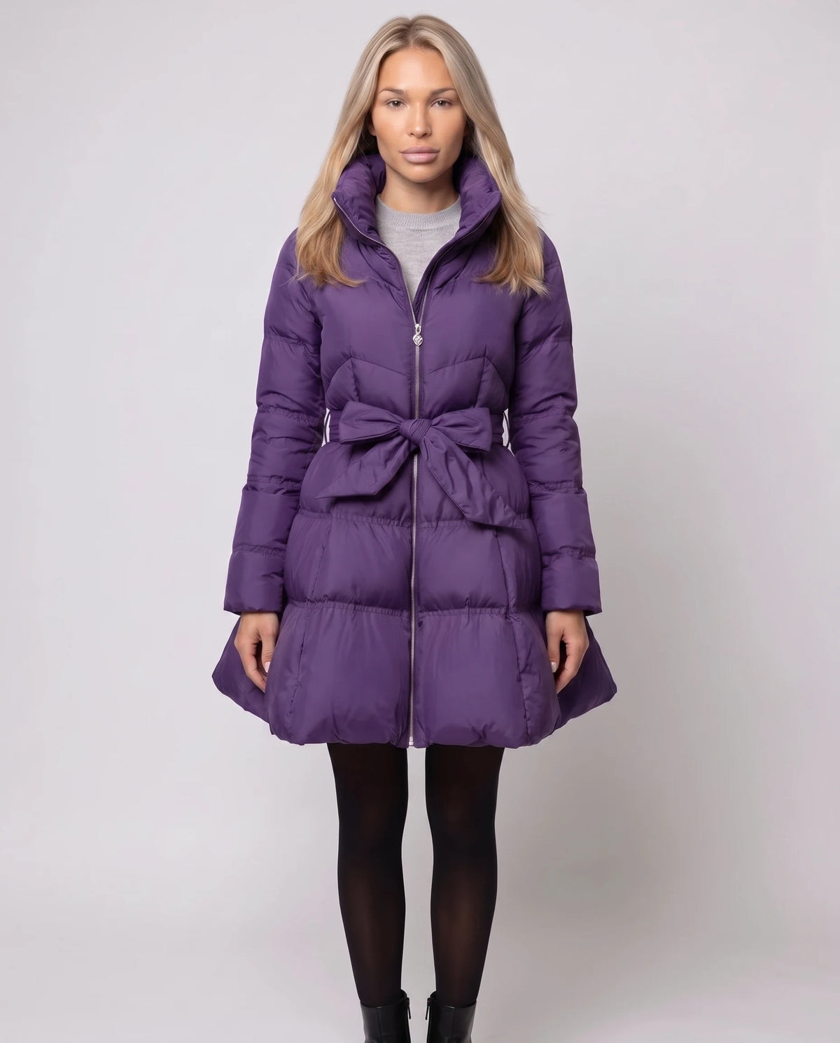 Ausgestellte Steppjacke mit Schleife Fanny in Violett, Vorderansicht in ganzer Länge, Schleife gebunden