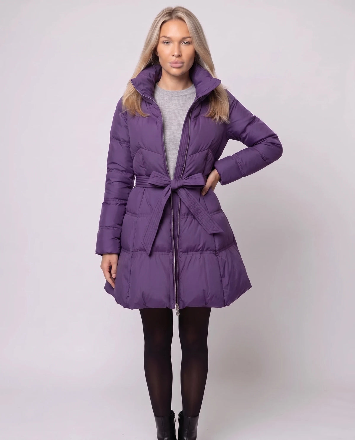 Doudoune évasée à nœud Fanny en Violet, portée ouverte, ceinture libre, sur un pull gris clair