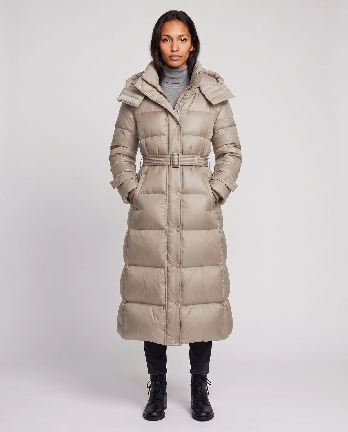 Doudoune extra-longue brillante à capuche et ceinture à boucle Carole en Beige, vue de face en pied, pressionnée, ceinture bouclée, capuche baissée
