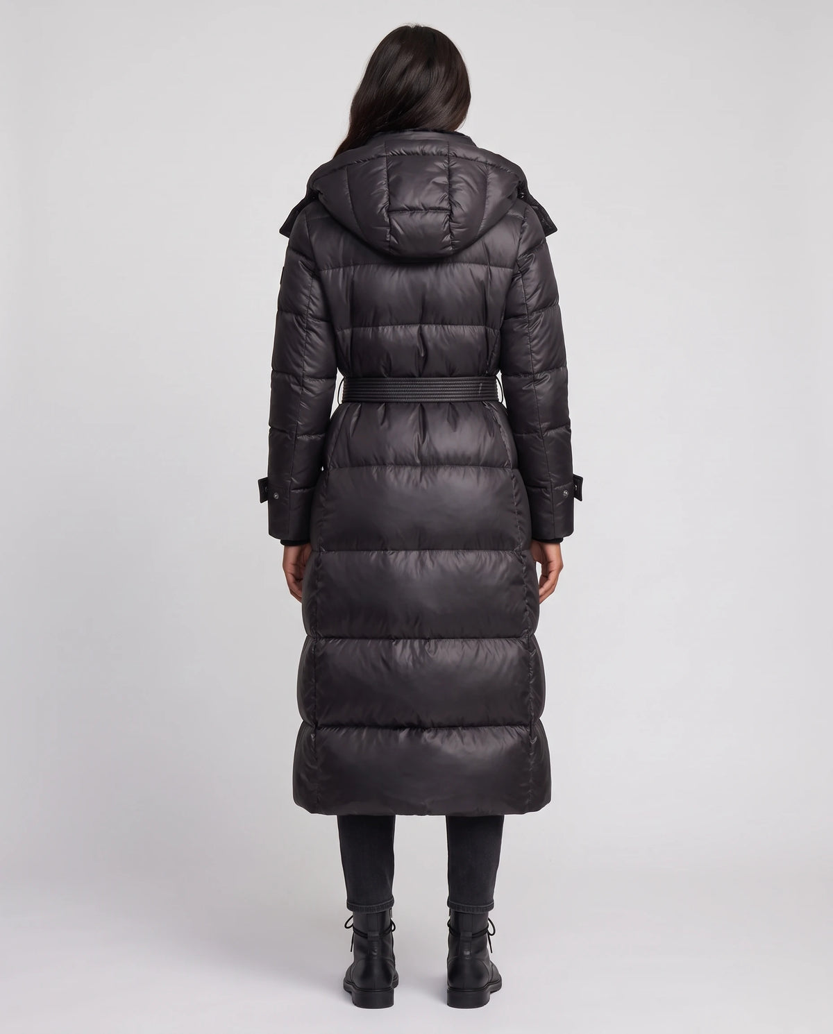 Extralange glänzende Steppjacke mit Kapuze und Schnallengürtel Carole in Schwarz, Rückansicht, Gürtel, Kapuze unten