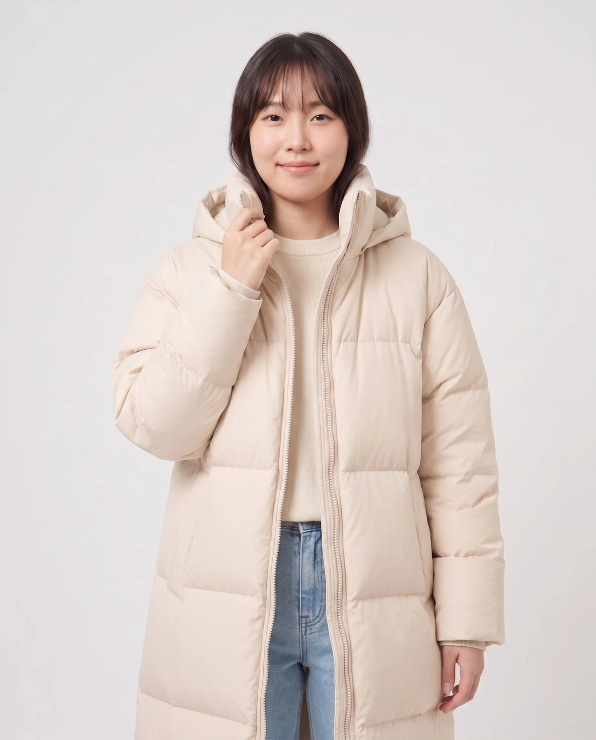 Doudoune extra-longue à capuche amovible Nolwenn en Beige, plan rapproché de face, capuche baissée