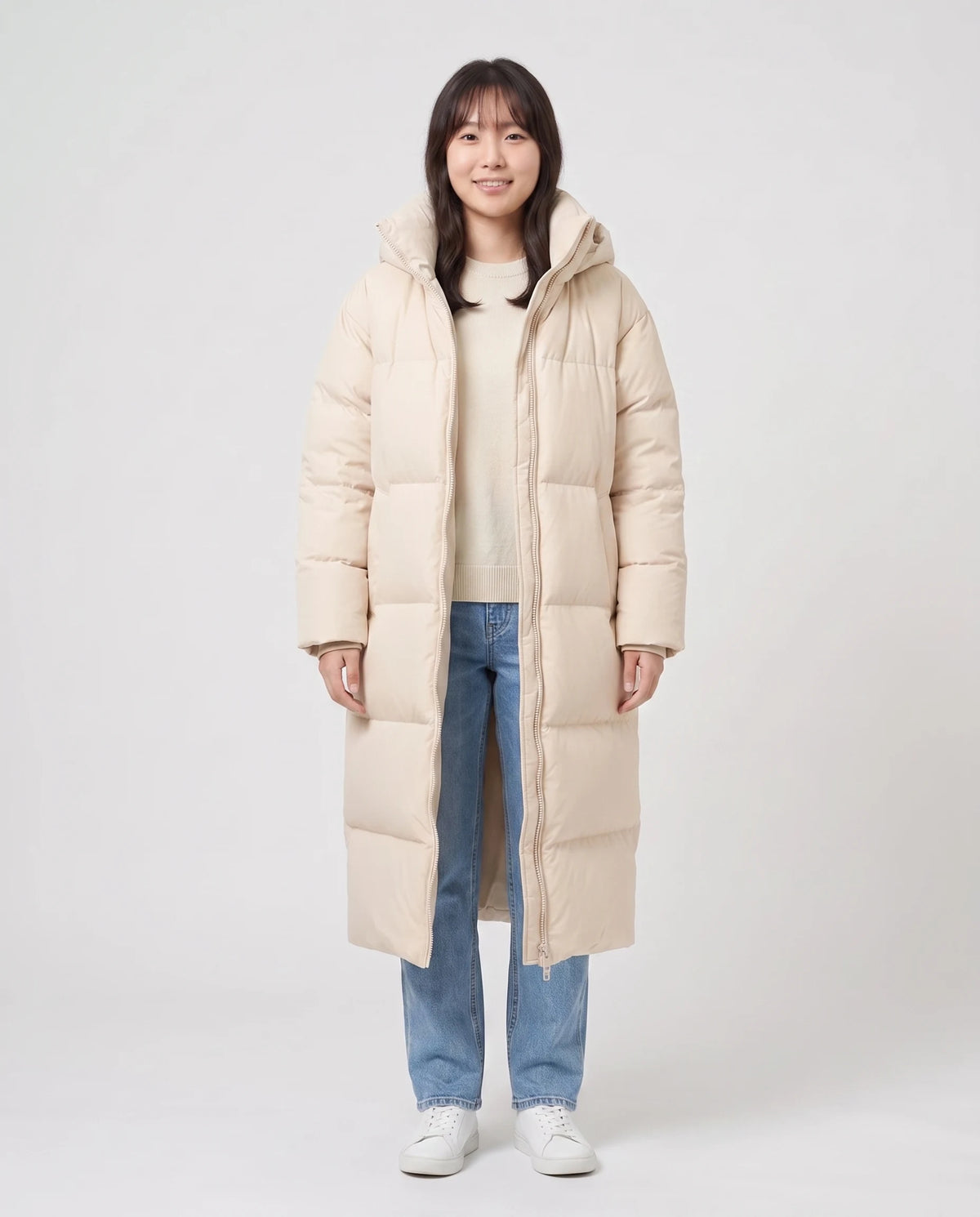 Doudoune extra-longue à capuche amovible Nolwenn en Beige, vue de face en pied, col montant fermé