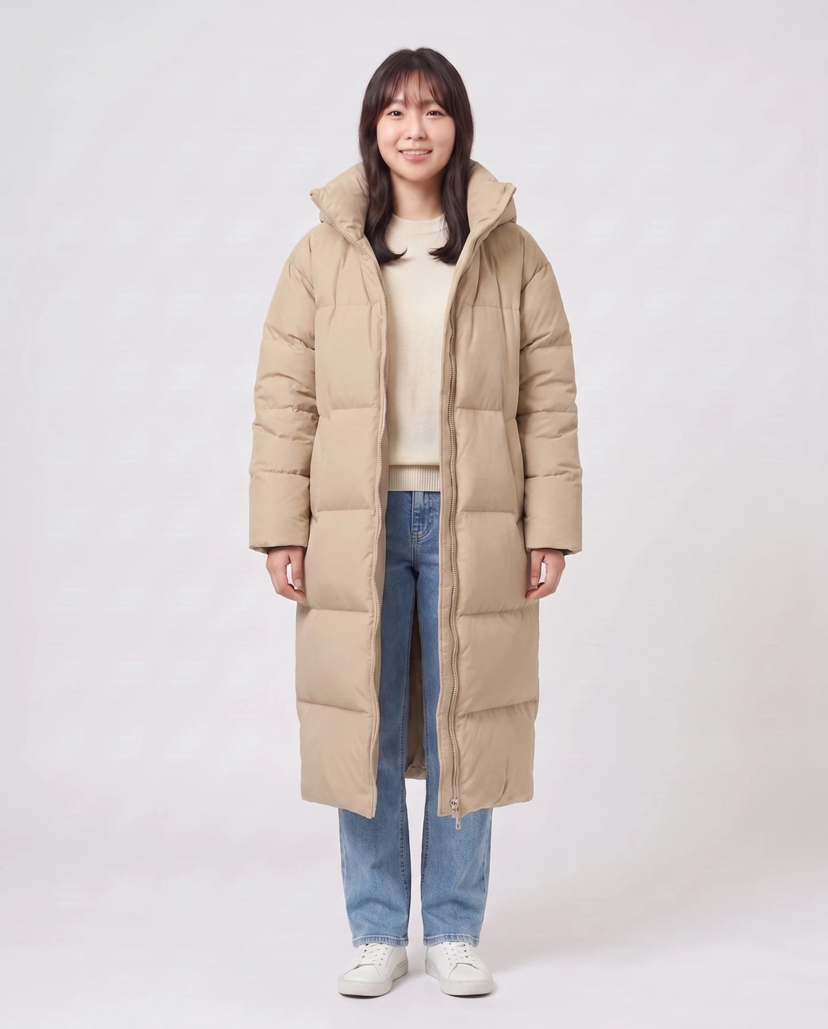Doudoune extra-longue à capuche amovible Nolwenn en Kaki, portée ouverte sur un pull écru, doublure visible
