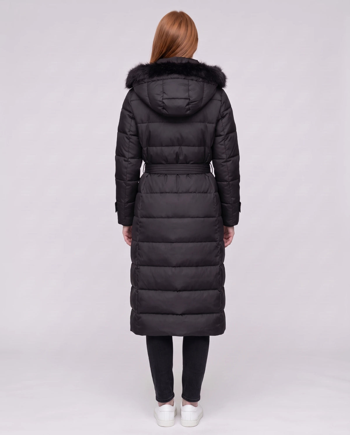 Doudoune extra-longue à capuche bordée et ceinture à nouer Élisabeth en Noir, vue de dos, capuche retombante, ceinture passée