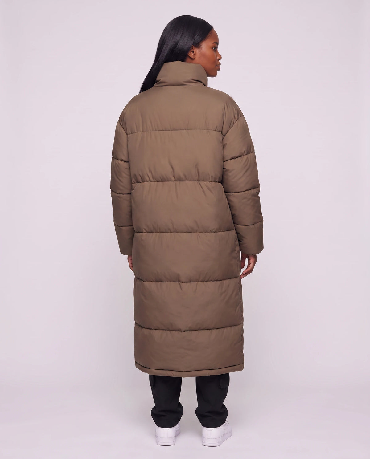 Extralanger Steppmantel mit Stehkragen und Zwei-Wege-Zip Cordélia in Braun, Rückansicht, breite horizontale Kammern