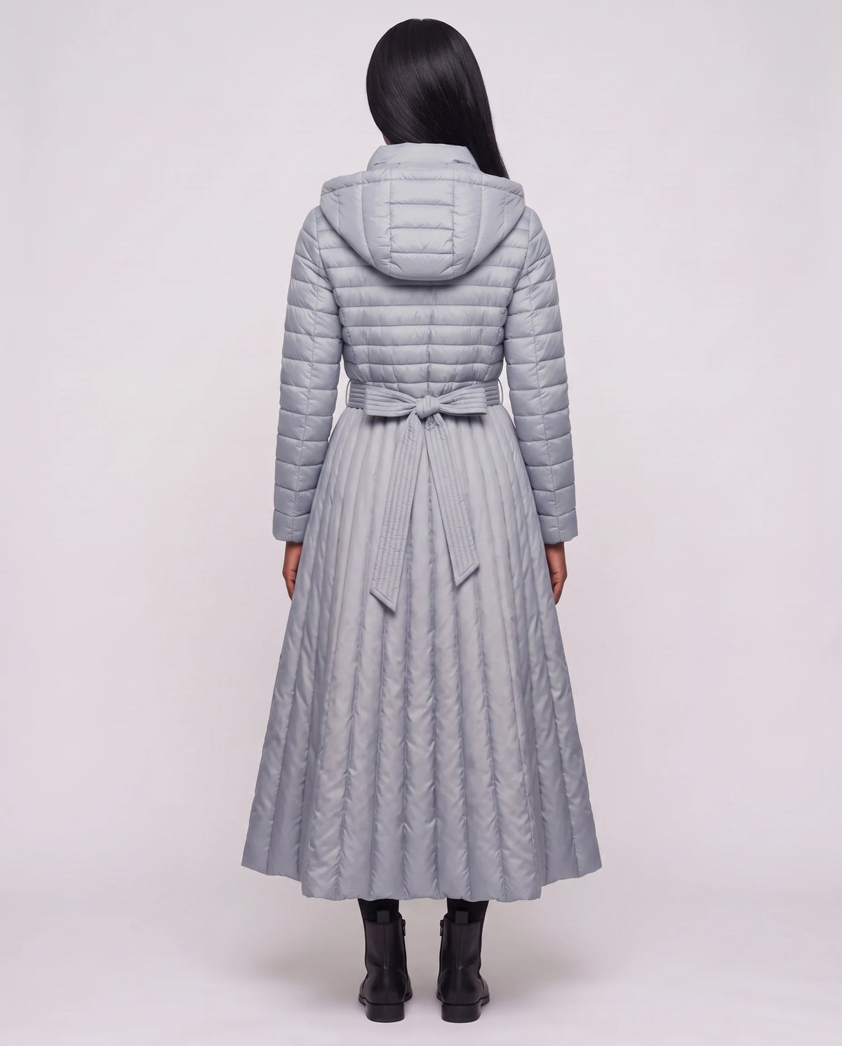 Doudoune extra-longue évasée à capuche et ceinture Tatiana en Gris Argenté, vue de dos, jupe ample plissée, capuche baissée