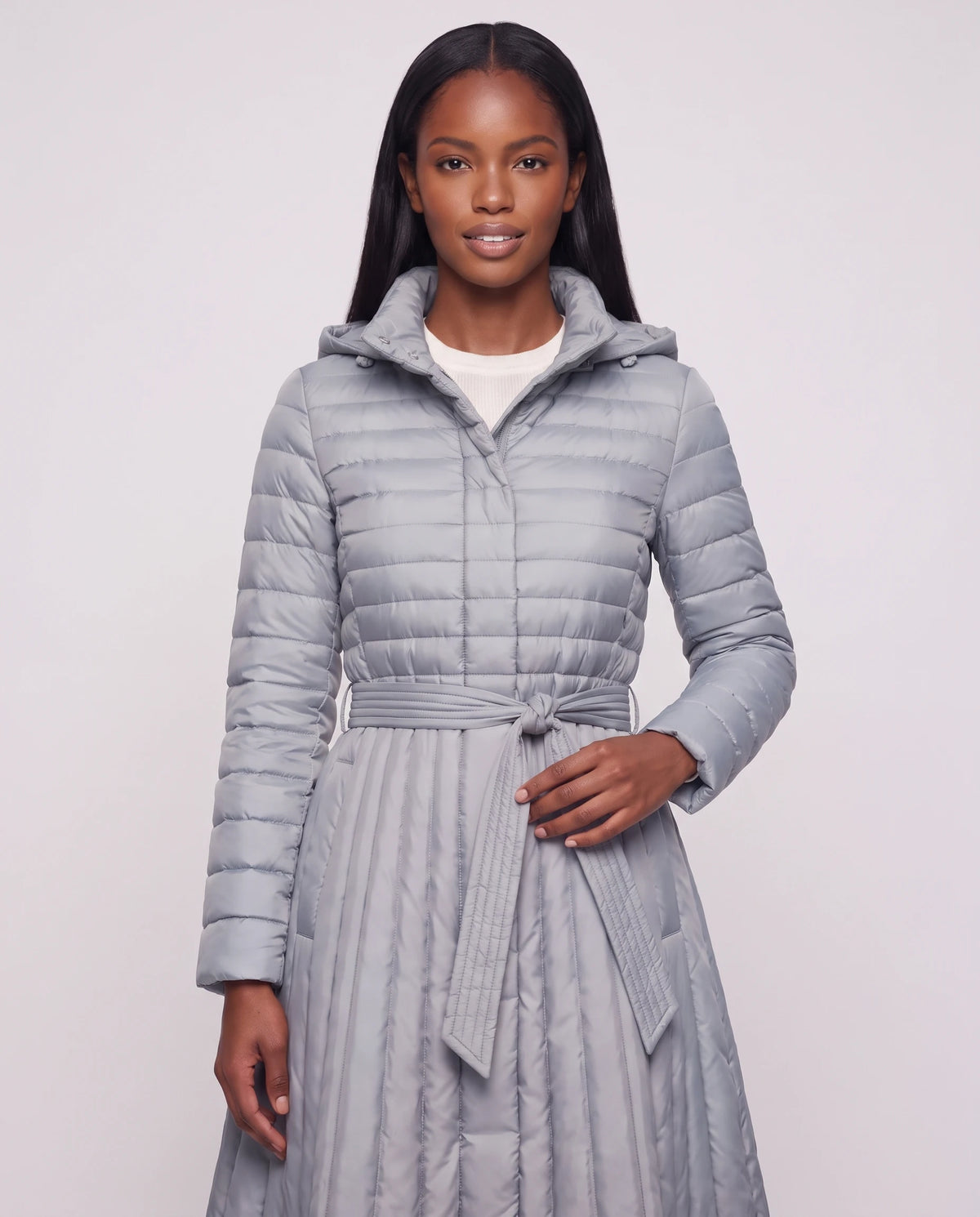 Doudoune extra-longue évasée à capuche et ceinture Tatiana en Gris Argenté, plan rapproché, boutonnage caché, nœud de ceinture, départ de la jupe