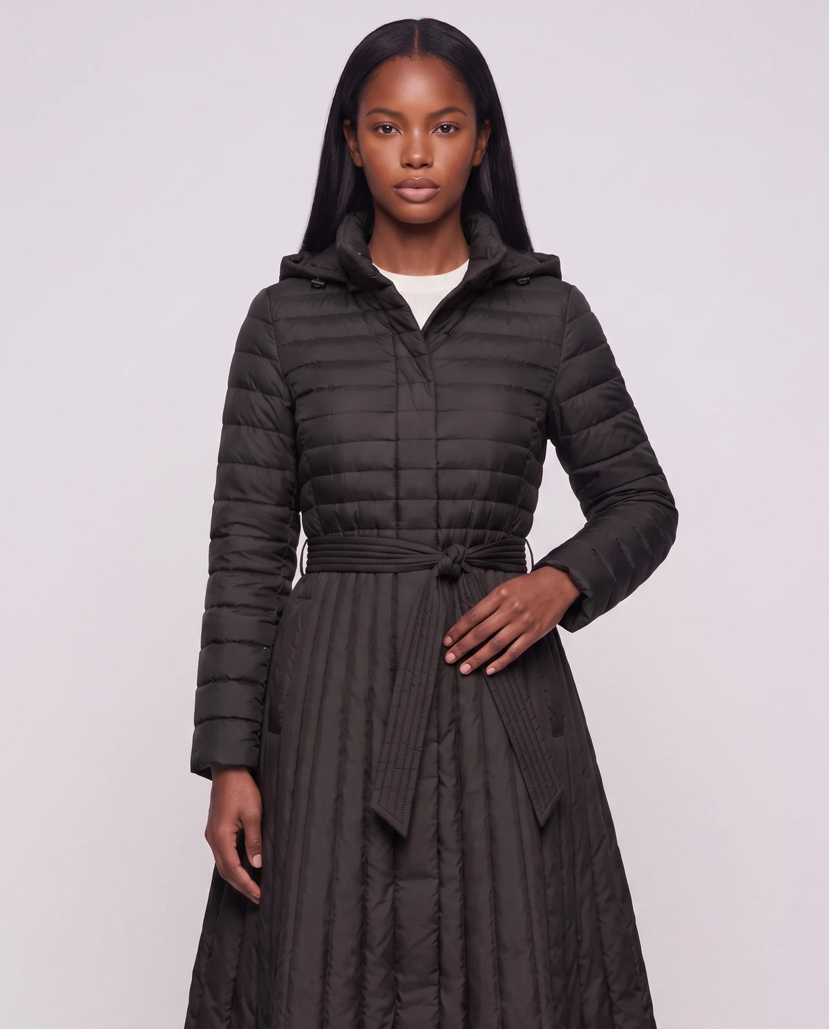 Doudoune extra-longue évasée à capuche et ceinture Tatiana en Noir, plan rapproché, boutonnage caché, nœud de ceinture, départ de la jupe