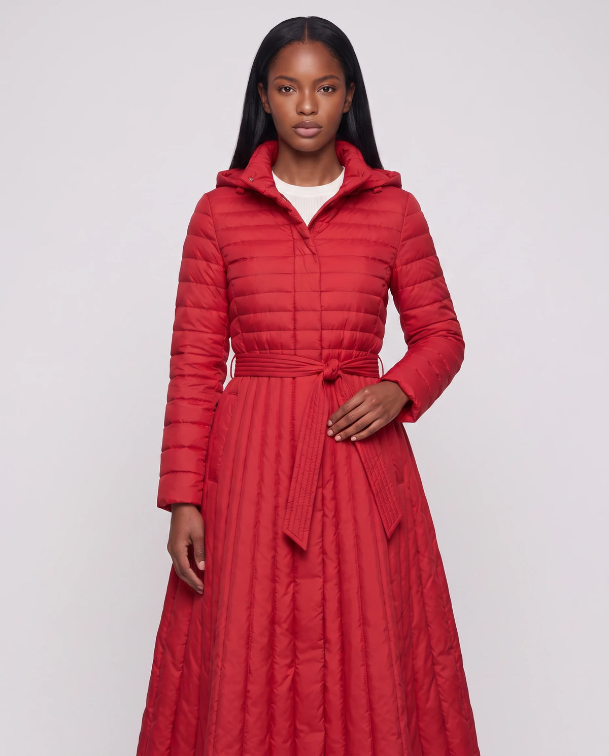 Doudoune extra-longue évasée à capuche et ceinture Tatiana en Rouge, plan rapproché, boutonnage caché, nœud de ceinture, départ de la jupe