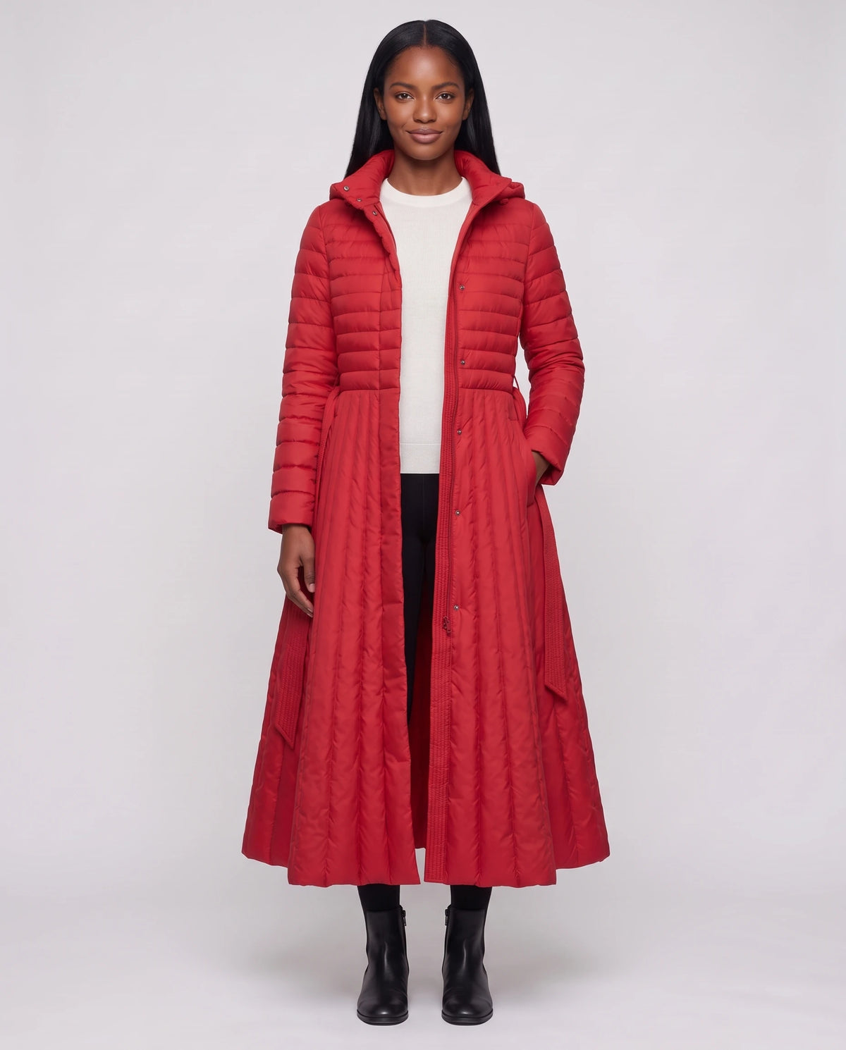 Doudoune extra-longue évasée à capuche et ceinture Tatiana en Rouge, portée ouverte, ceinture dénouée sur un pull blanc