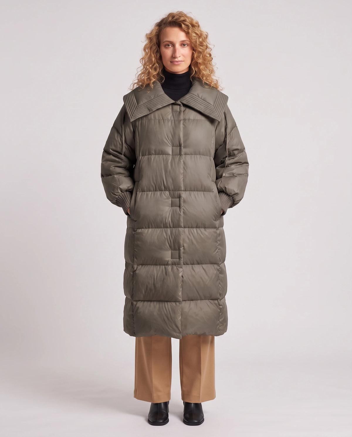 Doudoune extra-longue à grand col carré et poignets tricot Anastasia en Gris Taupe, vue de face en pied, fermée, grand col rabattu