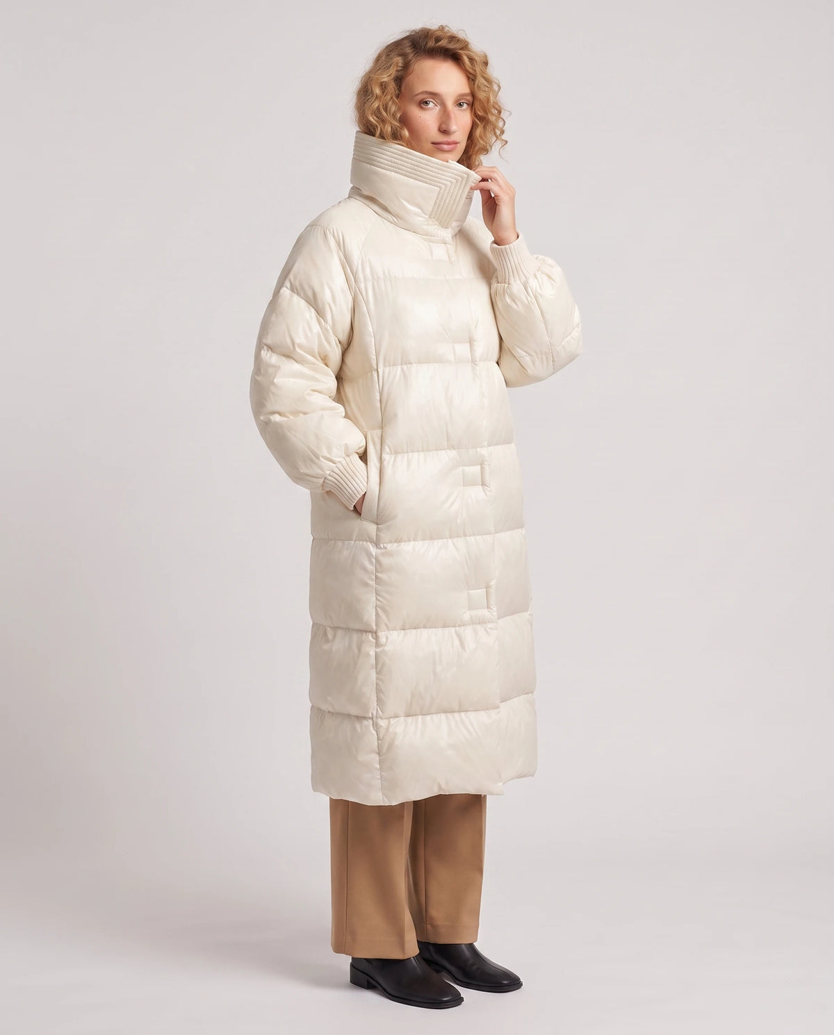Doudoune extra-longue à grand col carré et poignets tricot Anastasia en Ivoire, vue de trois quarts, col relevé en cheminée
