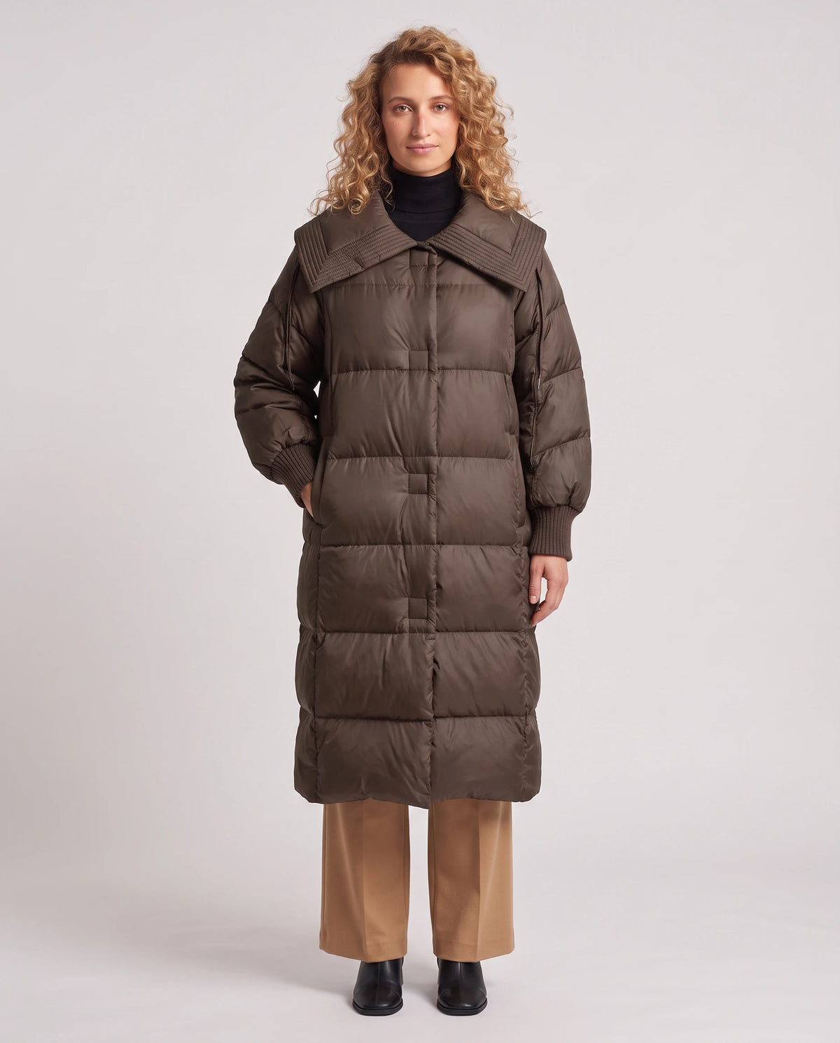 Doudoune extra-longue à grand col carré et poignets tricot Anastasia en Marron, vue de face en pied, fermée, grand col rabattu