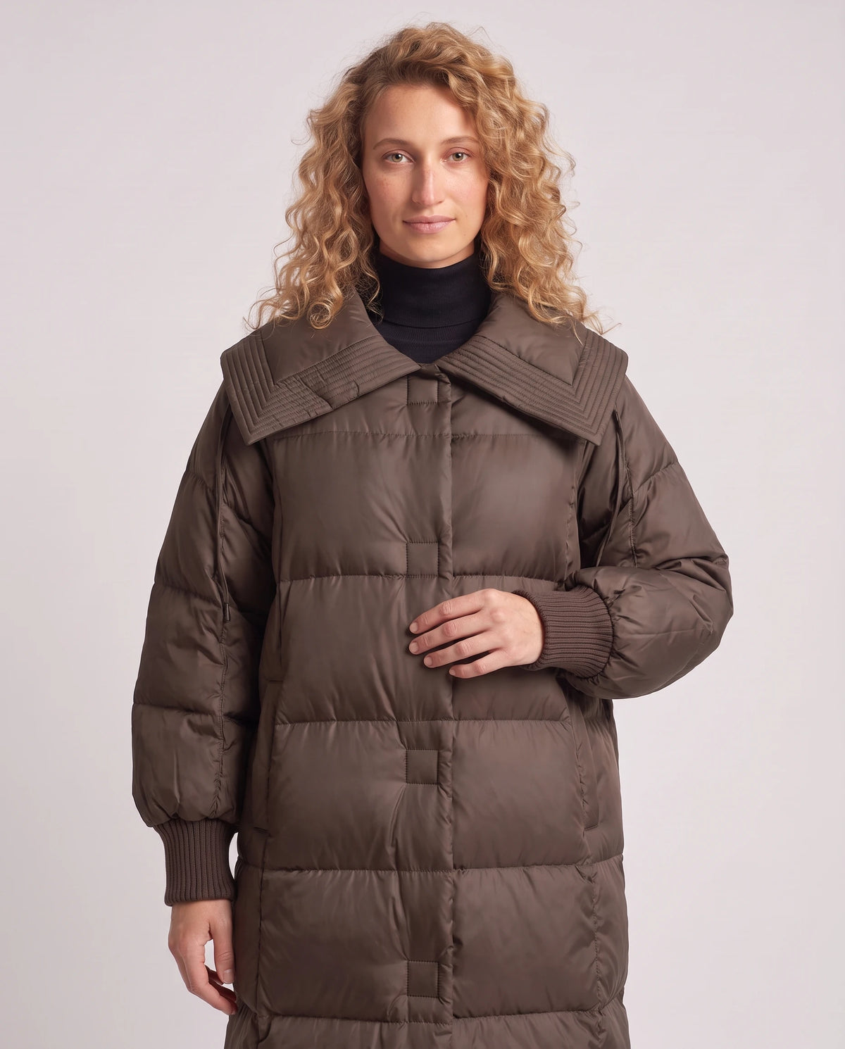 Doudoune extra-longue à grand col carré et poignets tricot Anastasia en Marron, plan rapproché, col, pattes à pressions et poignets tricot