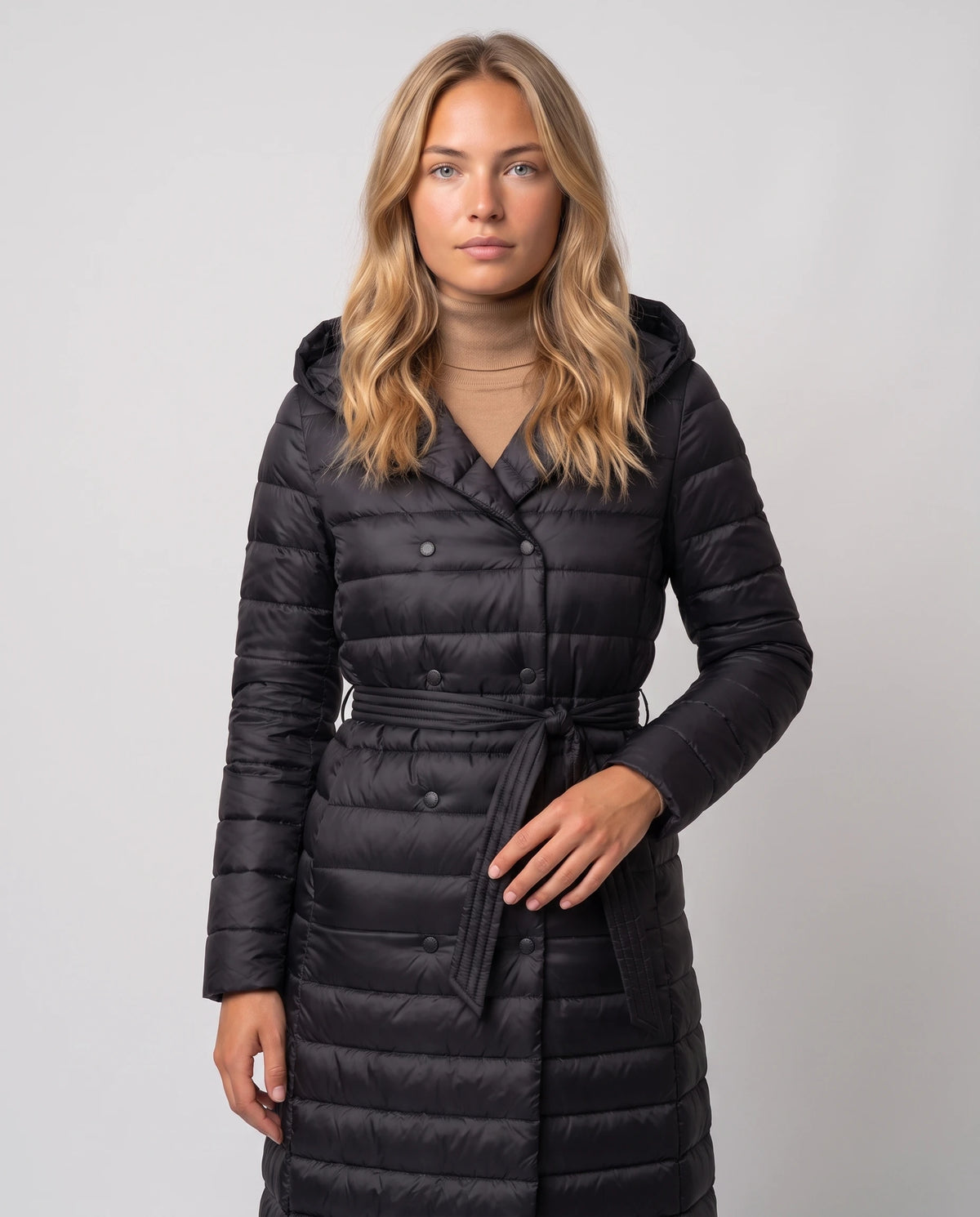Doudoune extra-longue légère à capuche et double boutonnage Joëlle en Noir, plan rapproché, double rangée de pressions et nœud de ceinture