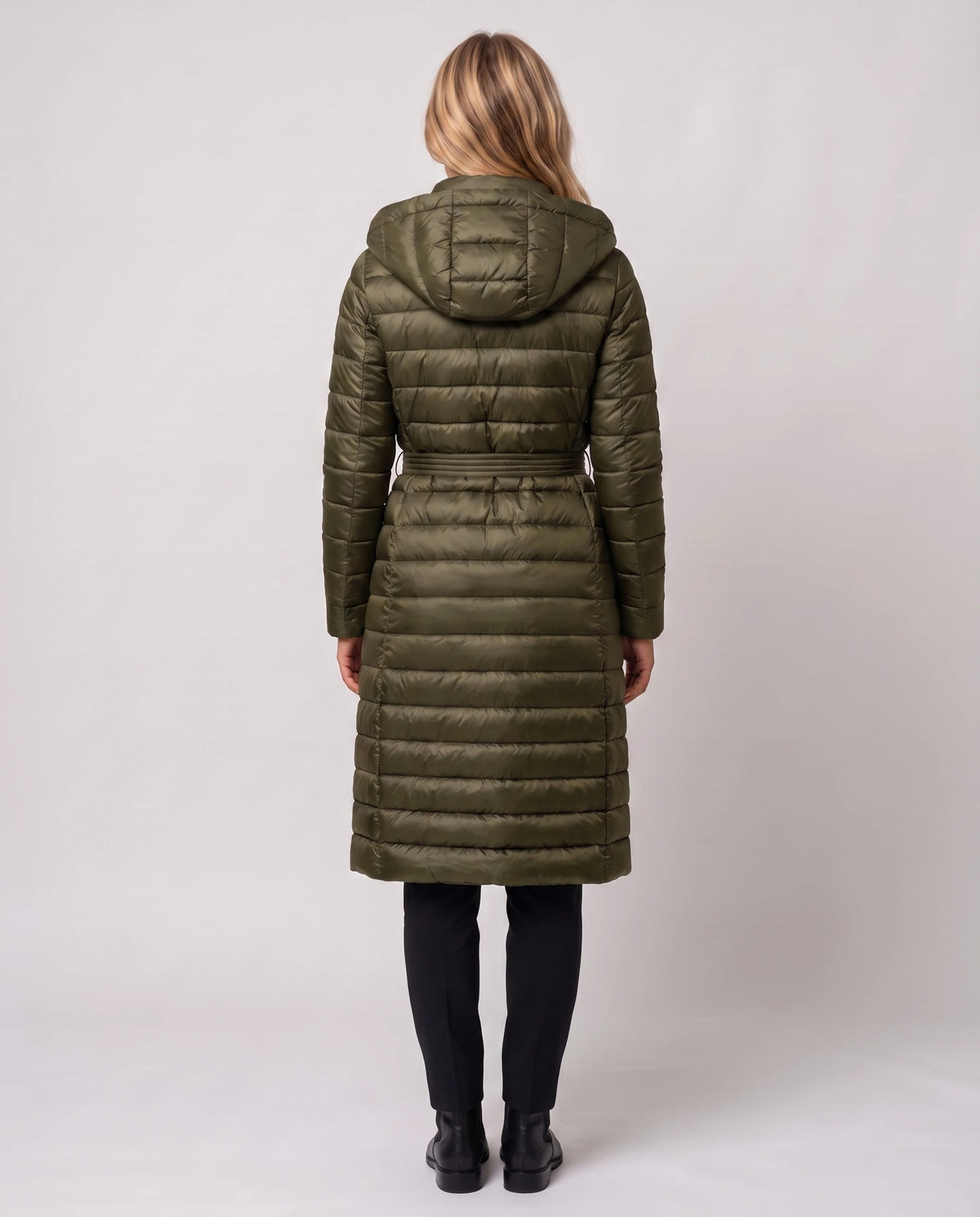 Doudoune extra-longue légère à capuche et double boutonnage Joëlle en Vert Olive, vue de dos, canaux fins, capuche baissée