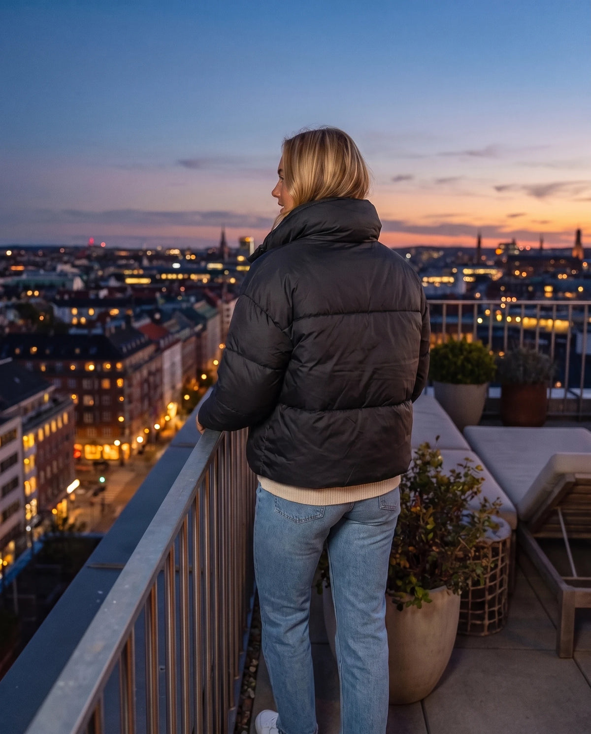 Doudoune courte Léna en Noir portée sur un rooftop au crépuscule