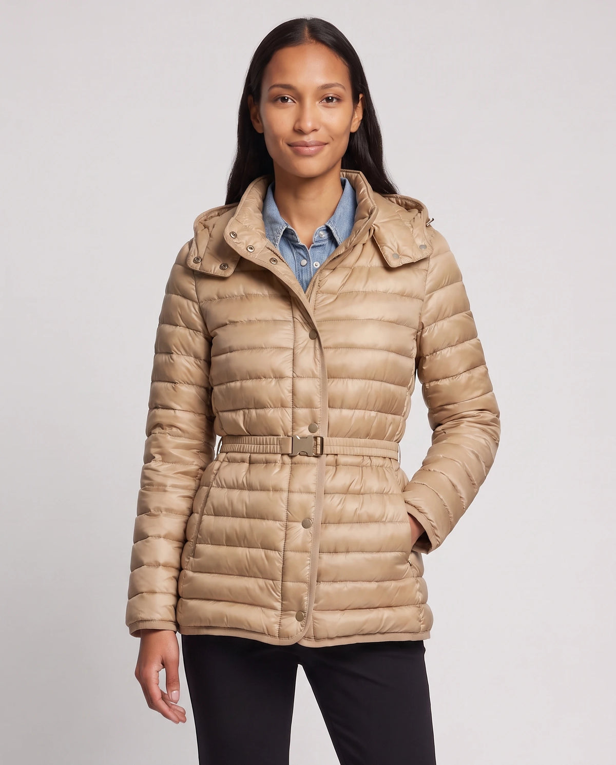 Leichte Steppjacke mit Kapuze und Schnallengürtel Magali in Camel, Nahaufnahme, geschlossen, Gürtel geschlossen